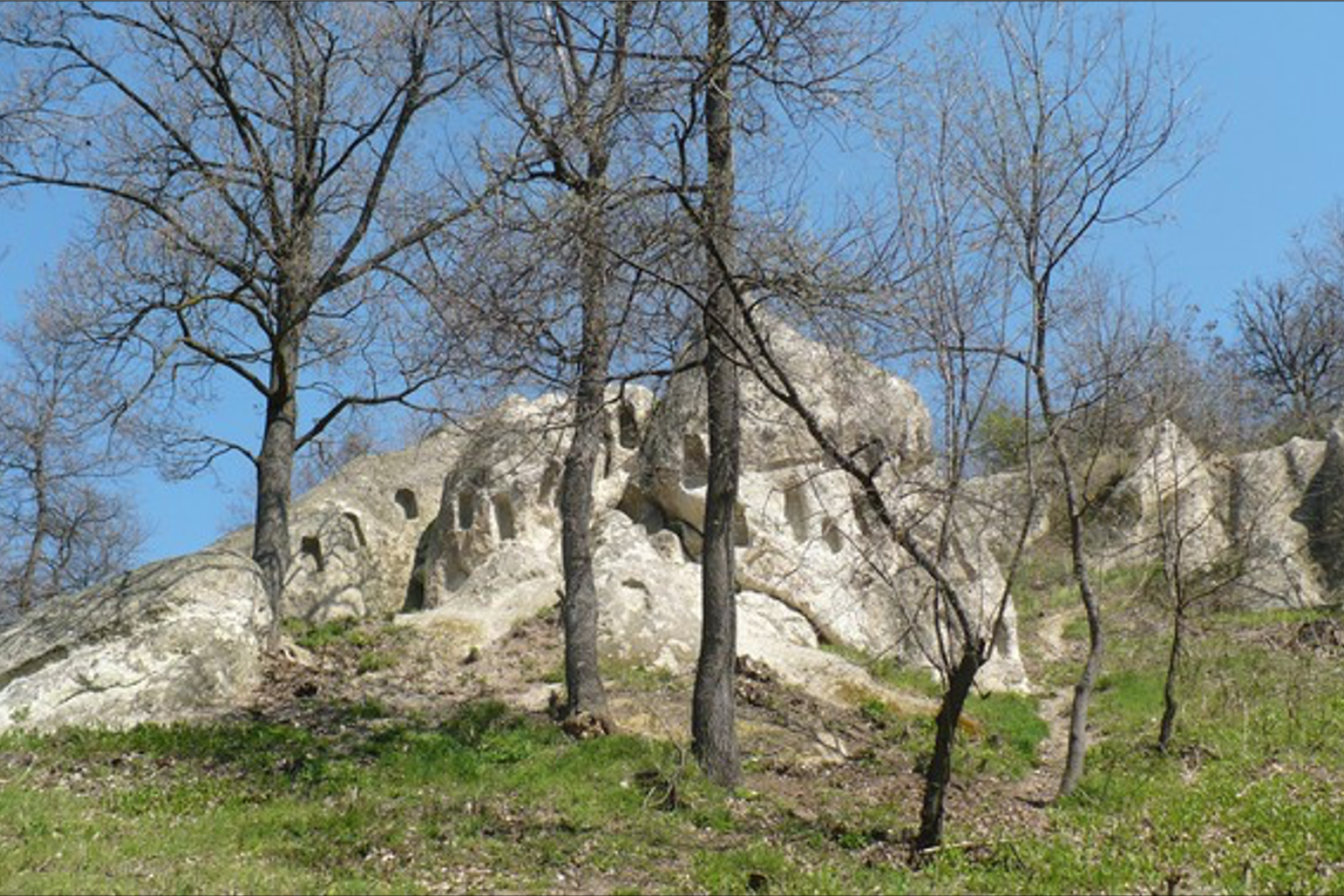 A kaptárköveket tartalmazó területrész komplex védelmi – bemutatási zónát képez (2013. április)