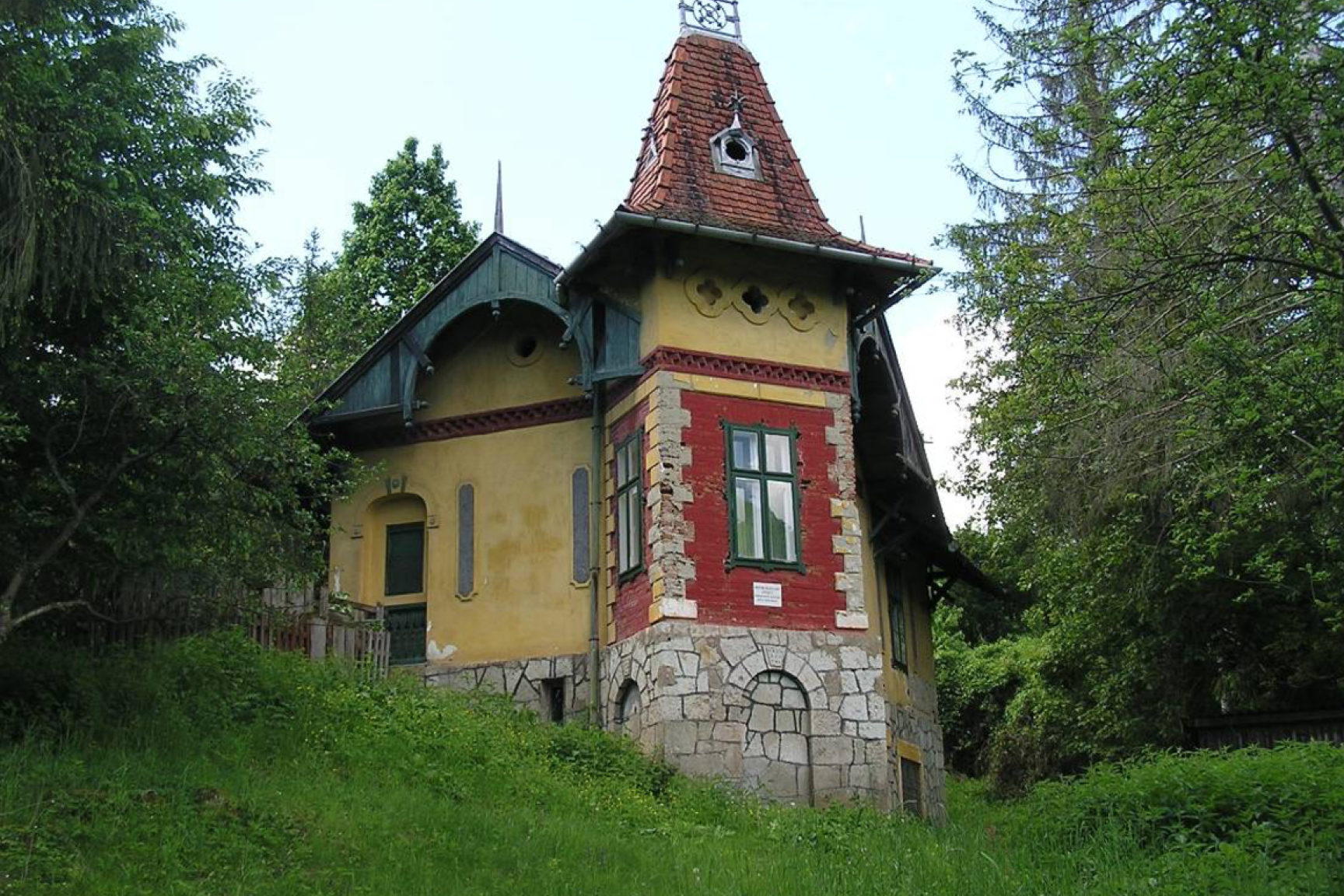 Az Ivánka-pusztán 1918-ban épített, ma már műemlék besorolású vadászházban a II. világháború után erdészeti központ is működött (Arló 0152a hrsz.; KE-11)